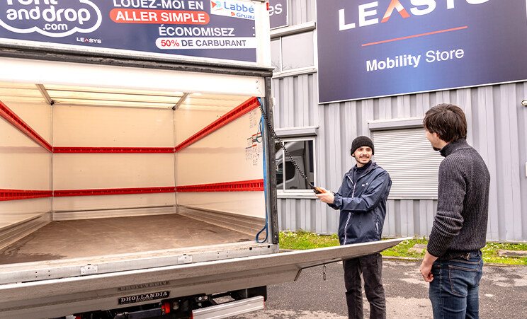 Un camion avec hayon outils indispensables pour un déménagement